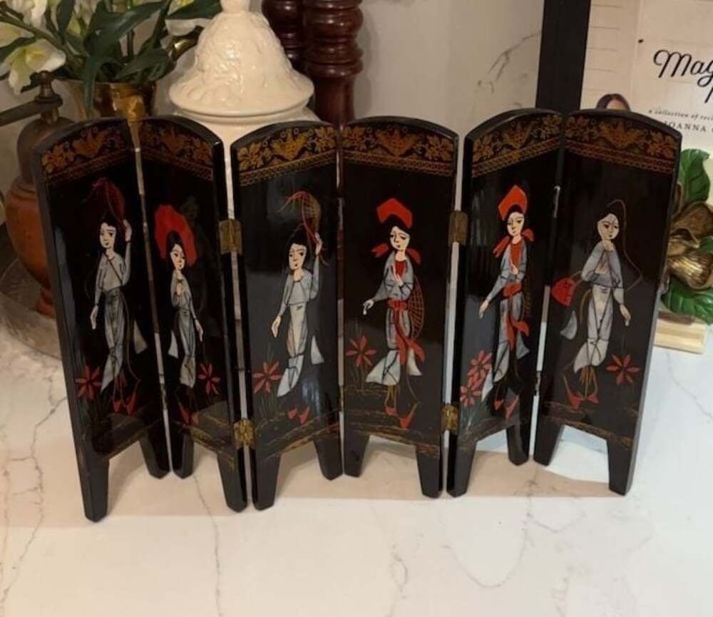 Vintage Asian 6-Panel Lacquer Tabletop Screen with Mother of Pearl Figures
